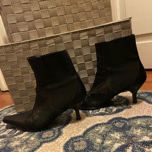 Black Donald Pliner heeled bootie